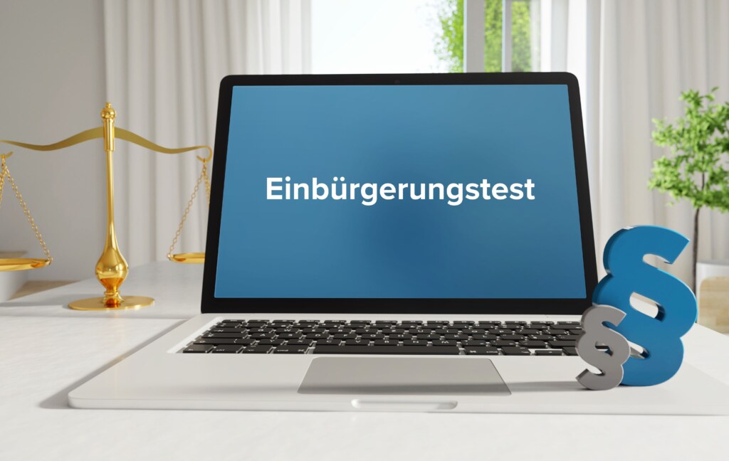 Ein Laptop zeigt den Schriftzug "Einbürgerungstest"